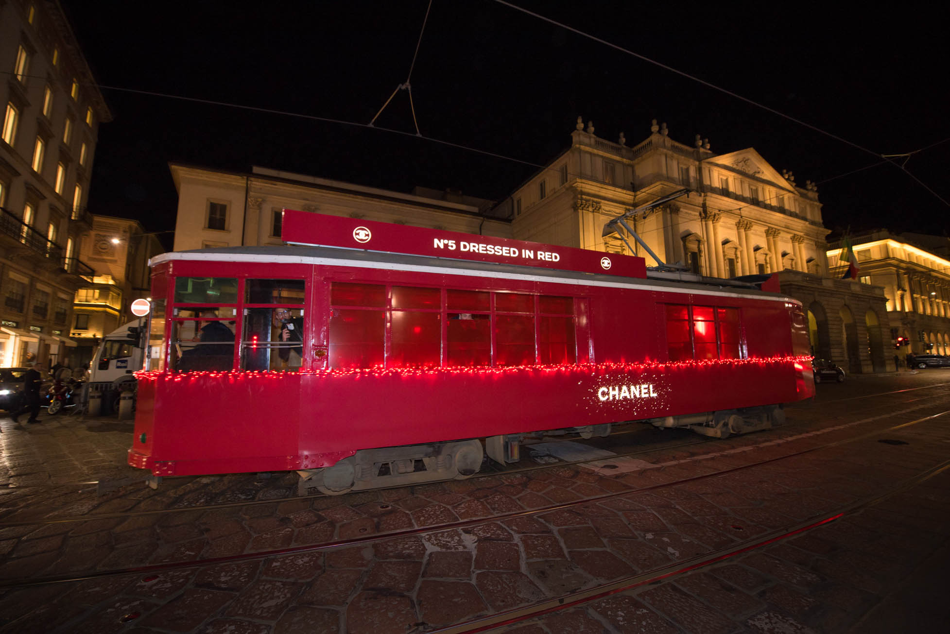 Chanel illumina Milano di rosso con N°5 - MilanoFinanza News