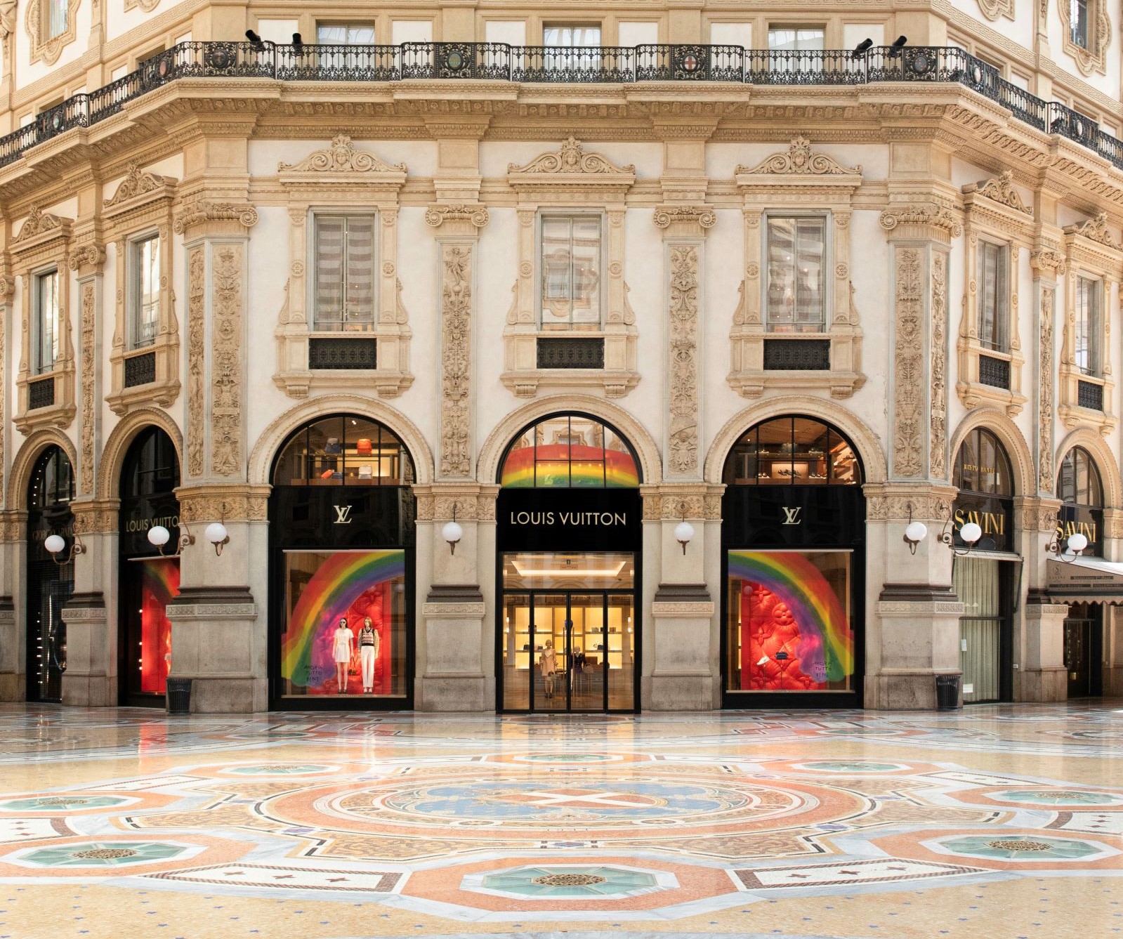Un visual arcobaleno per le riaperture degli store Louis Vuitton