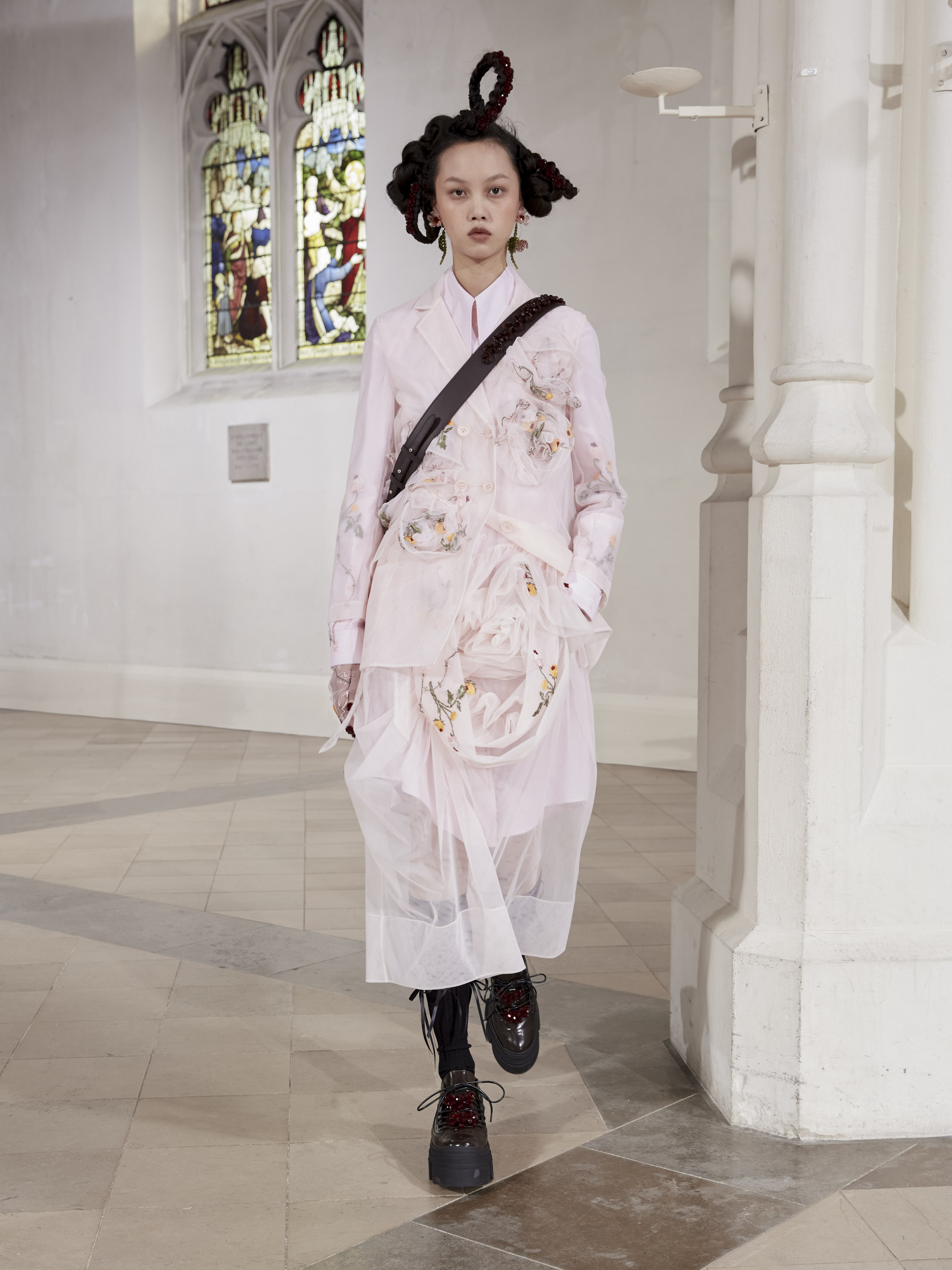 Al gran ballo goth con Simone Rocha | MilanoFinanza News