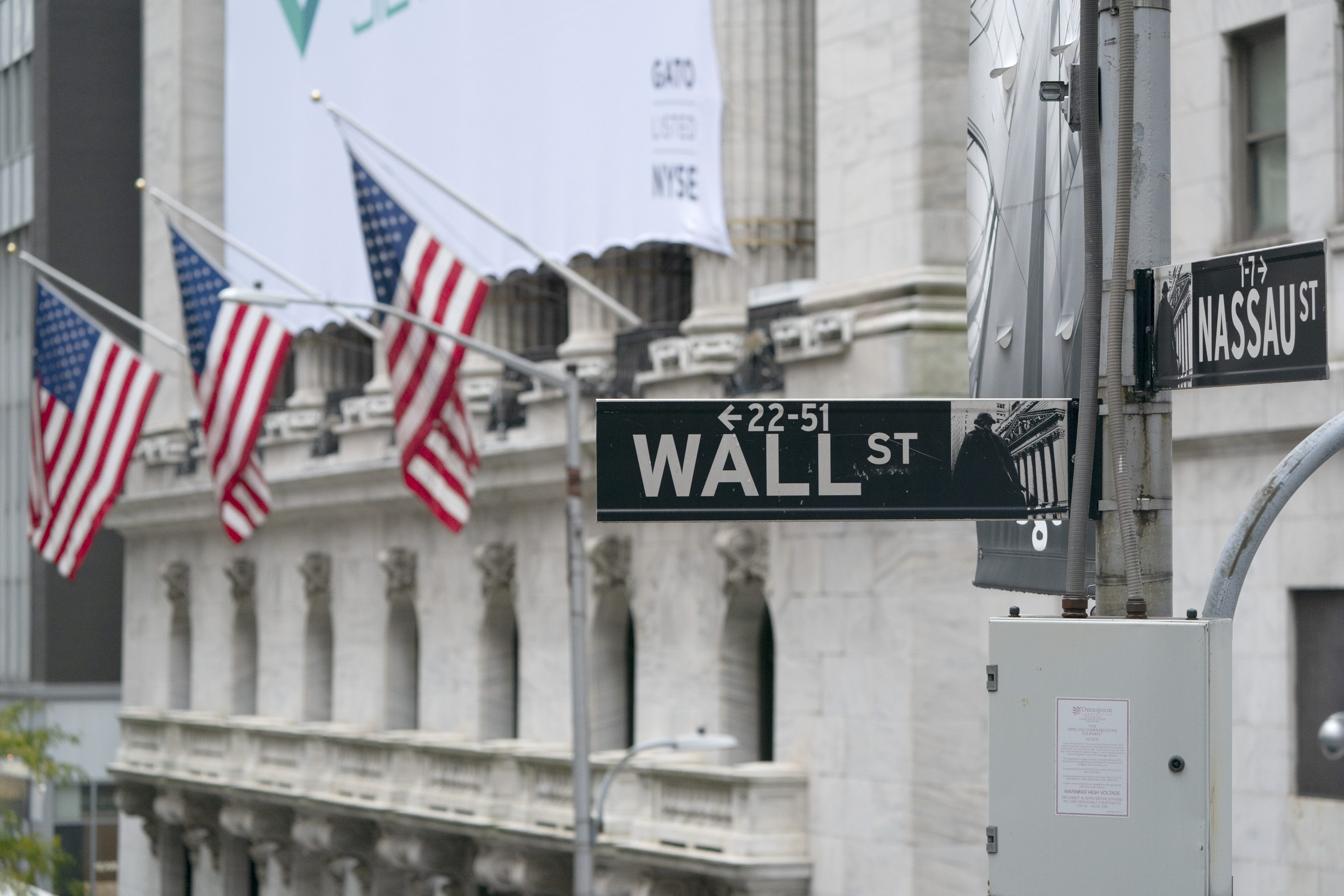 Wall Street fears US GDP slowdown, Dow down 0.8%