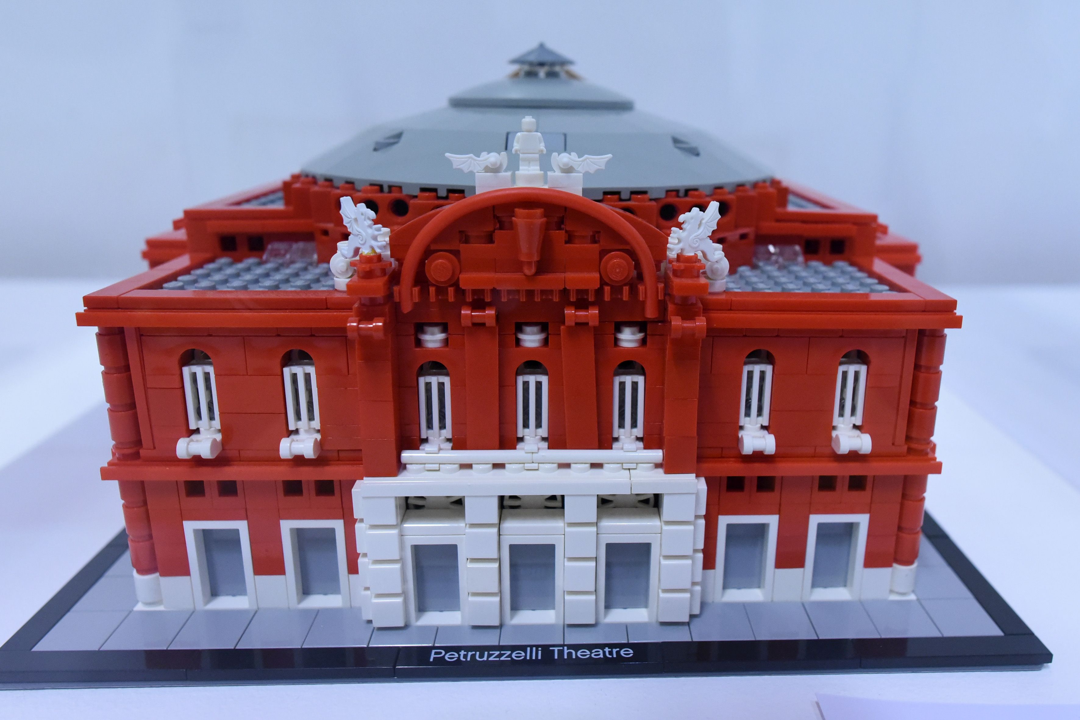 Costruisce le città di Berlino con 500.000 mattoncini Lego - Corriere Tv
