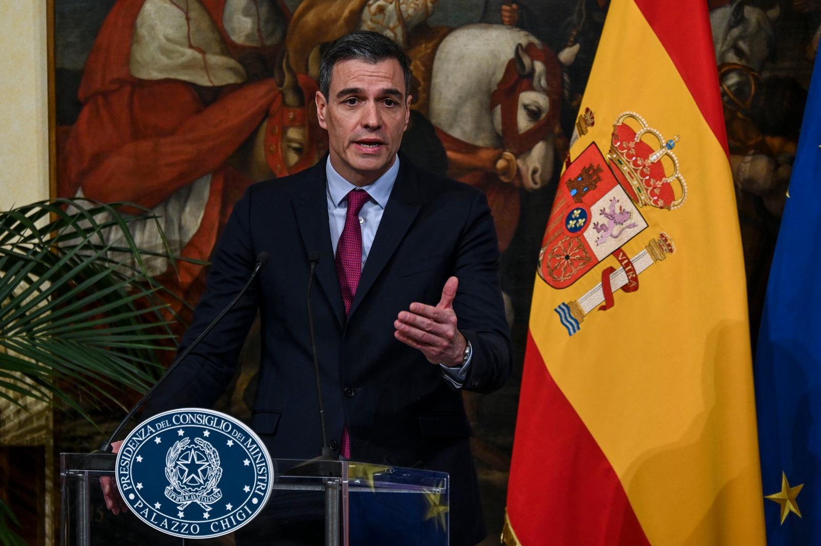 En España, el presidente del Gobierno socialista Sánchez dimite y convoca elecciones anticipadas para el 23 de julio.  El rendimiento del bono disminuye