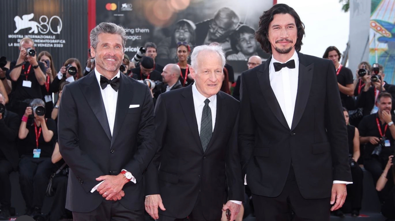 Venezia80, chi è la donna che ha sfilato sul red carpet vestita da Statua  della Libertà