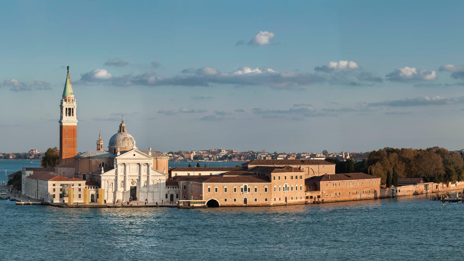 https://static.milanofinanza.it/content_upload/img/2024/09/202409271721168498/SanGiorgioMaggioreIsland_MatteoDeFinaCourtesyoftheFondazioneGiorgioCini-148530.jpg