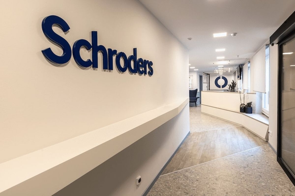 https://static.milanofinanza.it/content_upload/img/2024/11/202411051016393413/Schroders-ingresso-701621.jpg