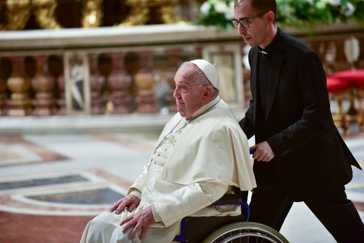 Papa Francesco «in lieve miglioramento» ma la prognosi resta riservata