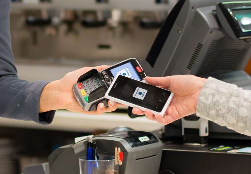 Italia verso il cashless: 76% paga senza contanti, boom del 'buy now pay later'