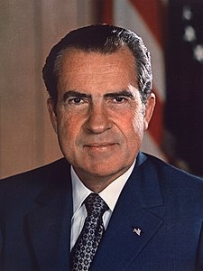 https://static.milanofinanza.it/content_upload/img/2025/03/202503131936454645/Richard_Nixon_presidential_portrait_1-820113.jpg