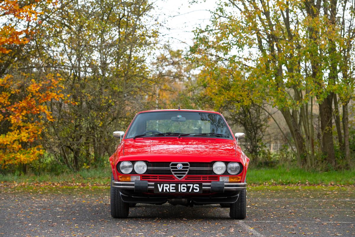 https://static.milanofinanza.it/content_upload/img/2025/03/202503141303332947/Bonhams1977AlfaRomeoAlfettaGTVCoup5-443442.jpg