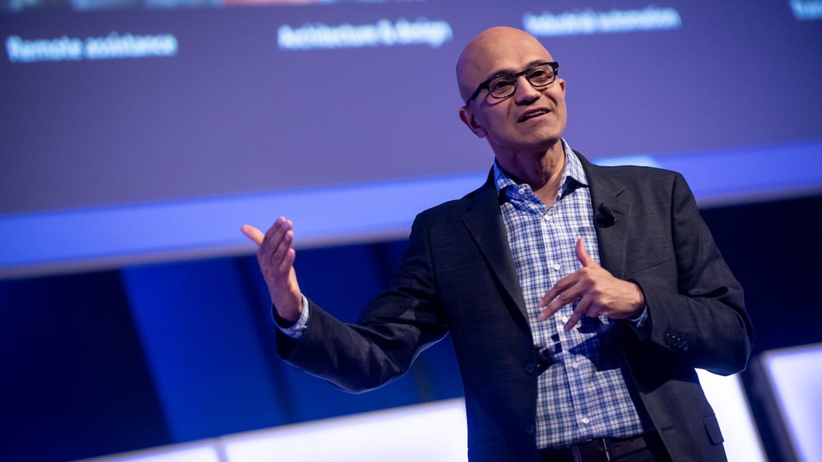 https://static.milanofinanza.it/content_upload/img/2025/05/202505011050067886/MicrosoftNadellaMilano-172289.jpg