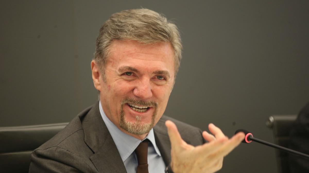 https://static.milanofinanza.it/content_upload/img/2025/05/202505072133555554/FlavioCattaneosorrrdentemano-428130.jpg