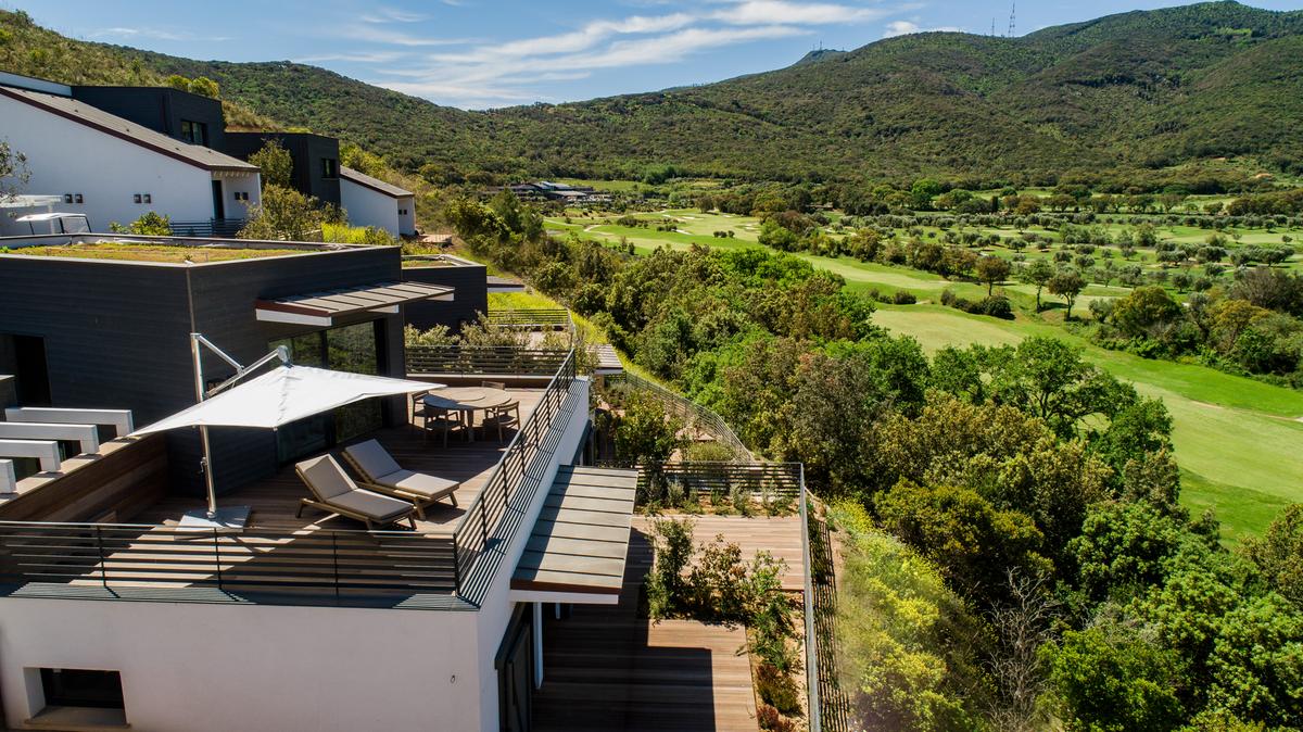 https://static.milanofinanza.it/content_upload/img/2025/05/202505091251562474/ArgentarioGolfWellnessResortMaremmaCottage-ext1-664622.jpg