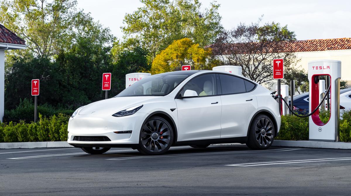 https://static.milanofinanza.it/content_upload/img/2025/05/202505141152542998/tesla-708773.jpg