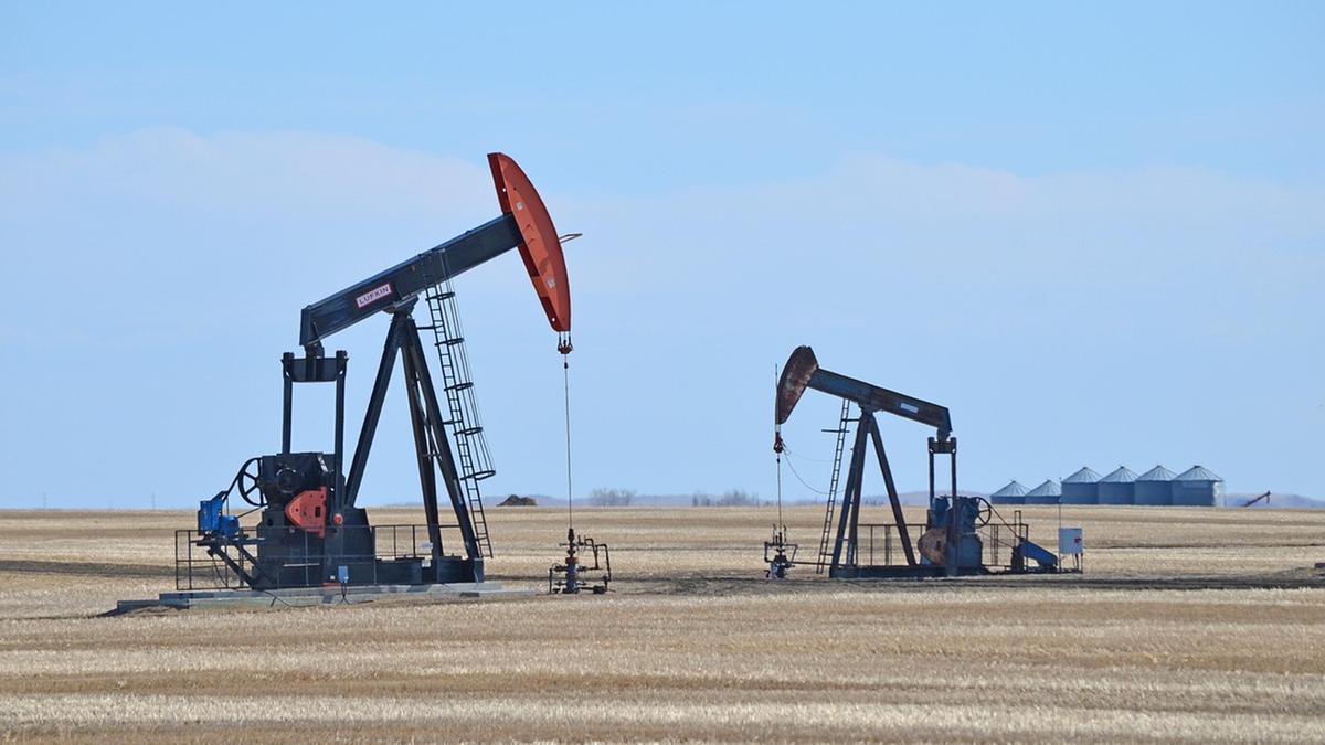 https://static.milanofinanza.it/content_upload/img/2025/05/202505151727264923/pumpjack-7059383_1280-964101.jpg