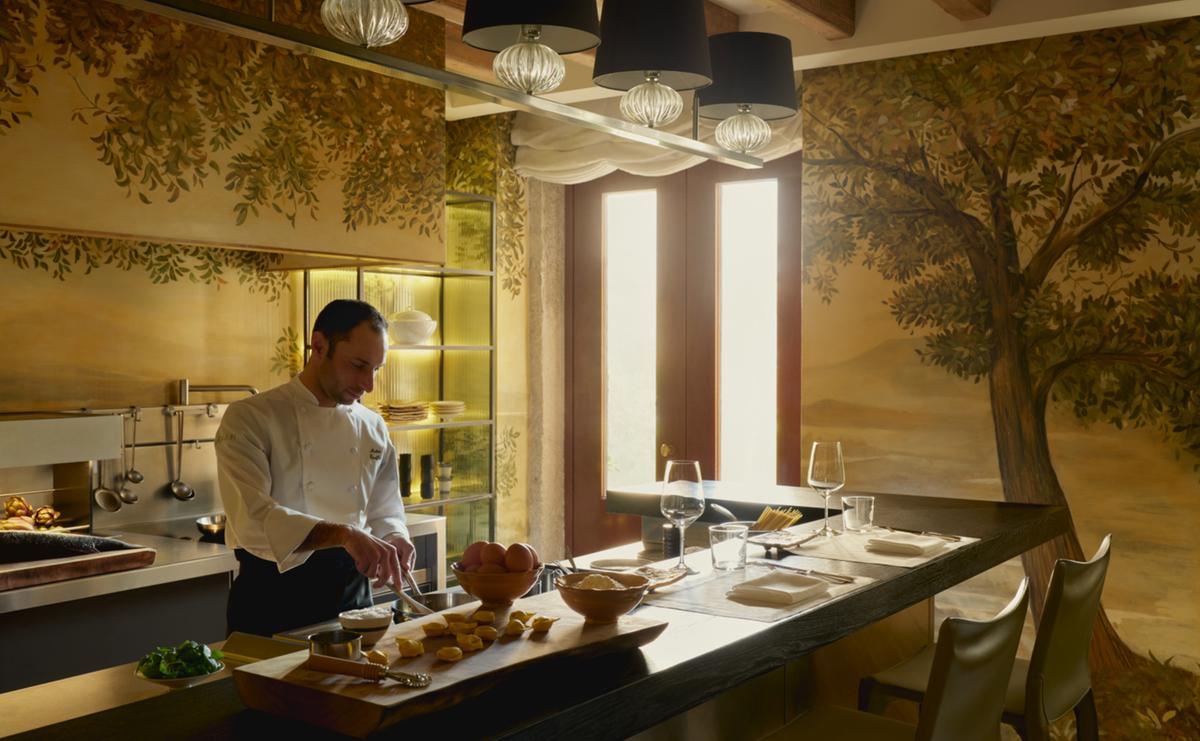 https://static.milanofinanza.it/content_upload/img/2025/05/202505161737188981/aman-venice-palazzo-kitchen-574712.jpg
