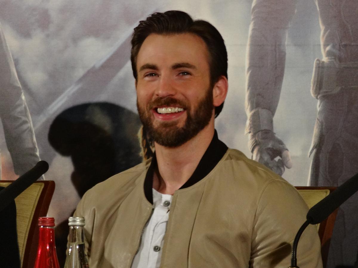https://static.milanofinanza.it/content_upload/img/2025/05/202505281945407009/Chris_Evans_-_Captain_America_2_press_conference-879697.jpg