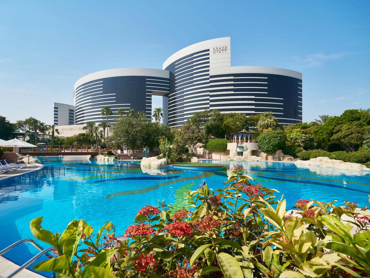 https://static.milanofinanza.it/content_upload/img/2025/06/202506041037408271/DXBGH-P0800-Exterior-Pool-265858.jpg