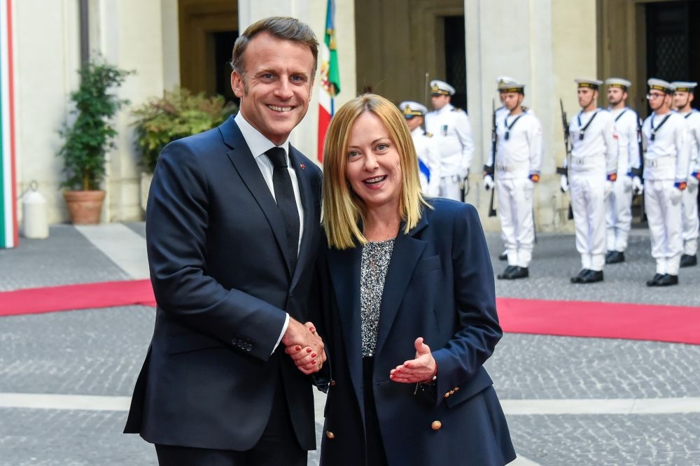 https://static.milanofinanza.it/content_upload/img/2025/06/202506061935505759/IMeloniMacron-651578.jpg