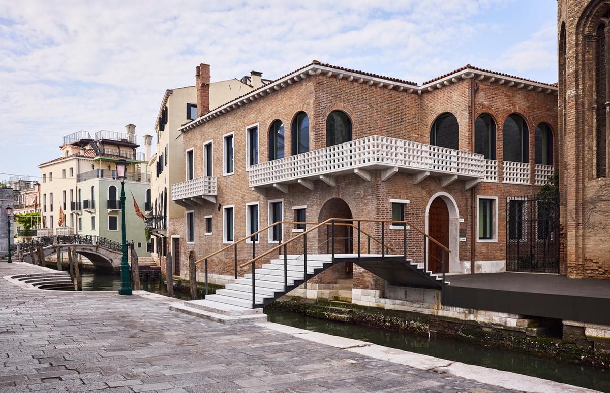 https://static.milanofinanza.it/content_upload/img/2025/06/202506111142454063/CasaSanlorenzo_Exteriors-629109.jpg