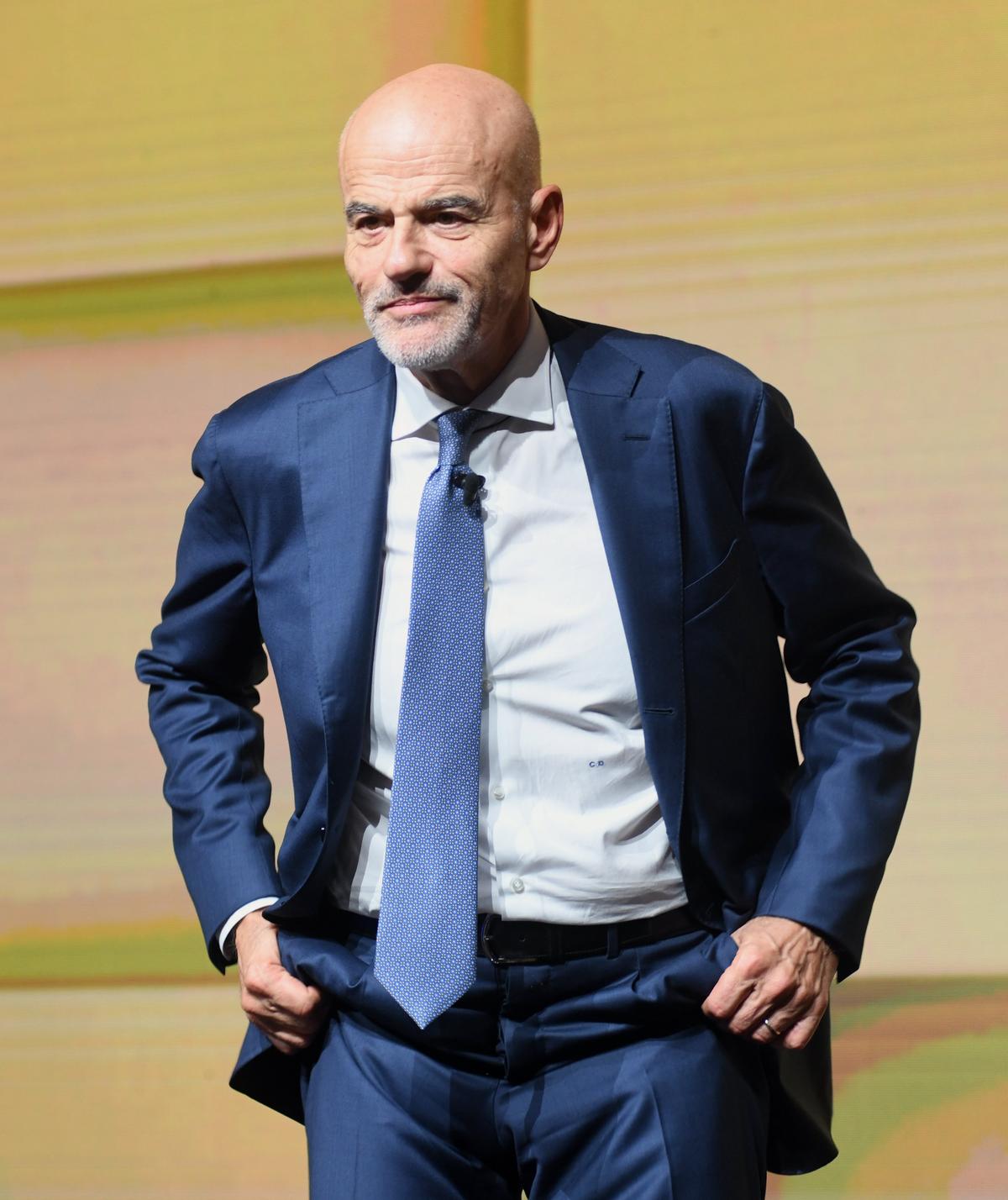https://static.milanofinanza.it/content_upload/img/2025/06/202506181321314843/ClaudioDescalzipidisinvolto-740912.jpg