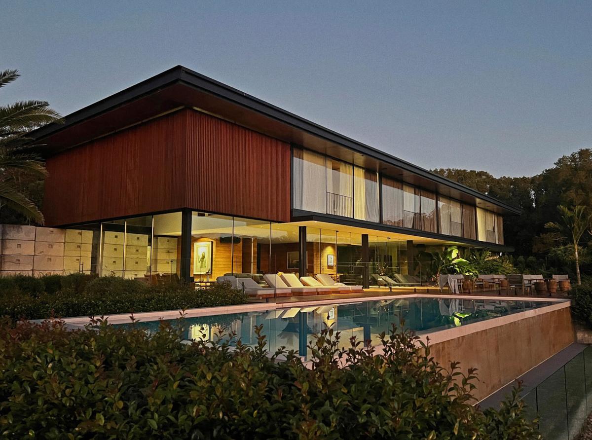 https://static.milanofinanza.it/content_upload/img/2025/06/202506241359135337/soma-byron-retreat-home-1536x1143-966599.jpg