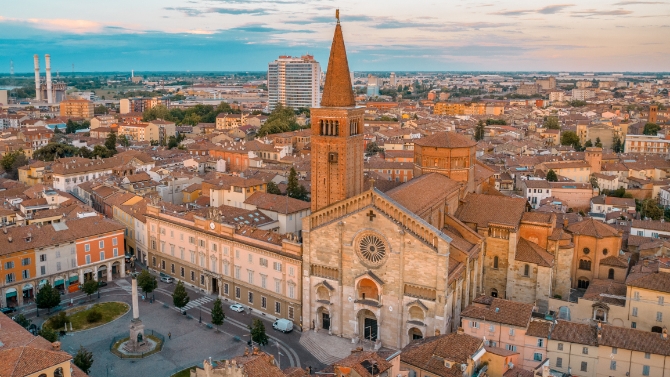 https://static.milanofinanza.it/content_upload/img/2025/06/202506251400479281/piacenza-piazza-duomo-archivio-immagini-comune-di-piacenza-345412.jpg