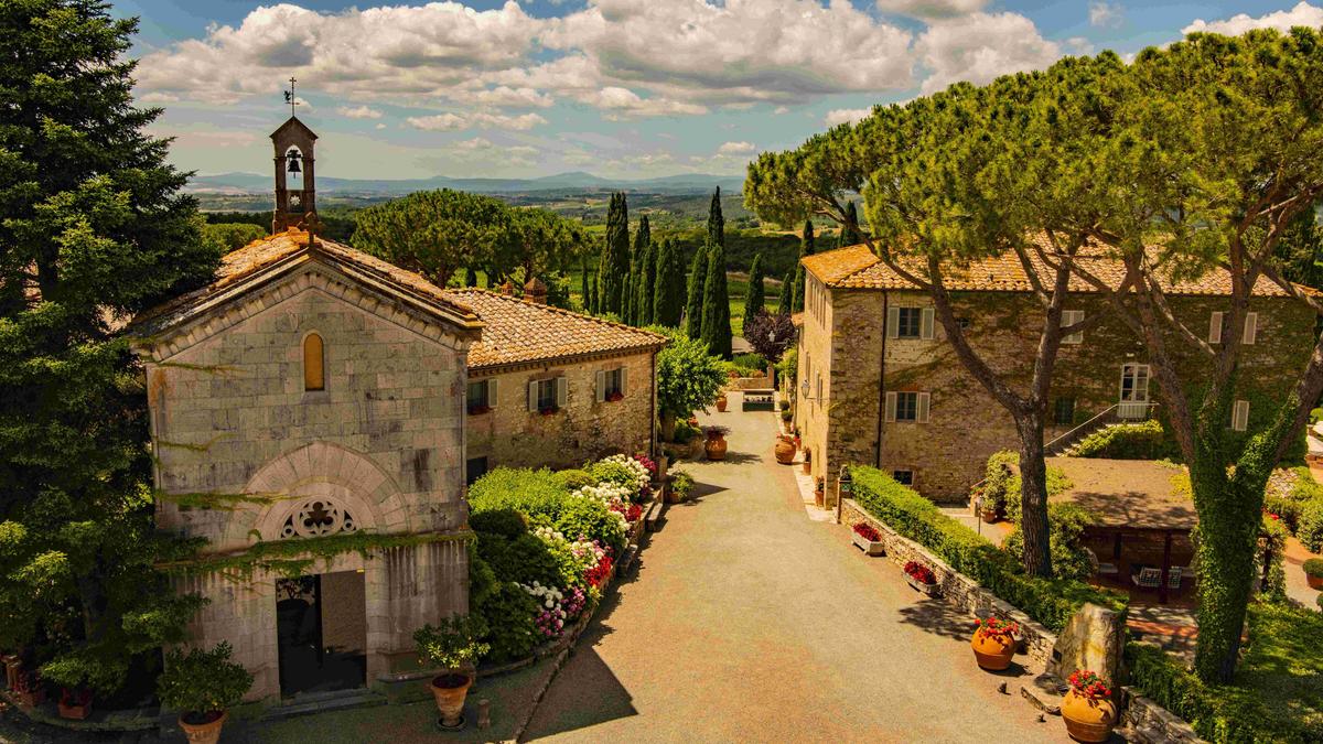 https://static.milanofinanza.it/content_upload/img/2025/07/202507071530205828/PiazzadelBorgoSanFeliceResort-671142.jpg