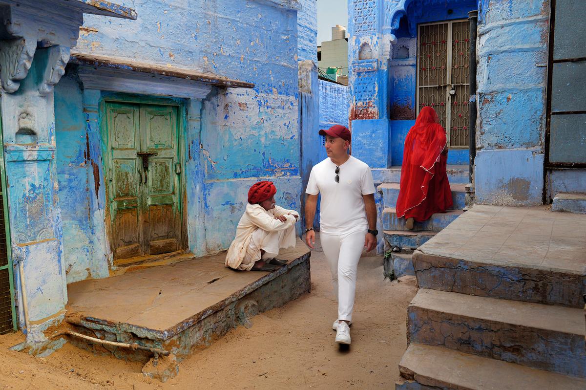 https://static.milanofinanza.it/content_upload/img/2025/07/202507141435443701/FilippoRicciPortrait_Rajasthan_SS2026SteveMcCurryforStefanoRicci-898959.jpg