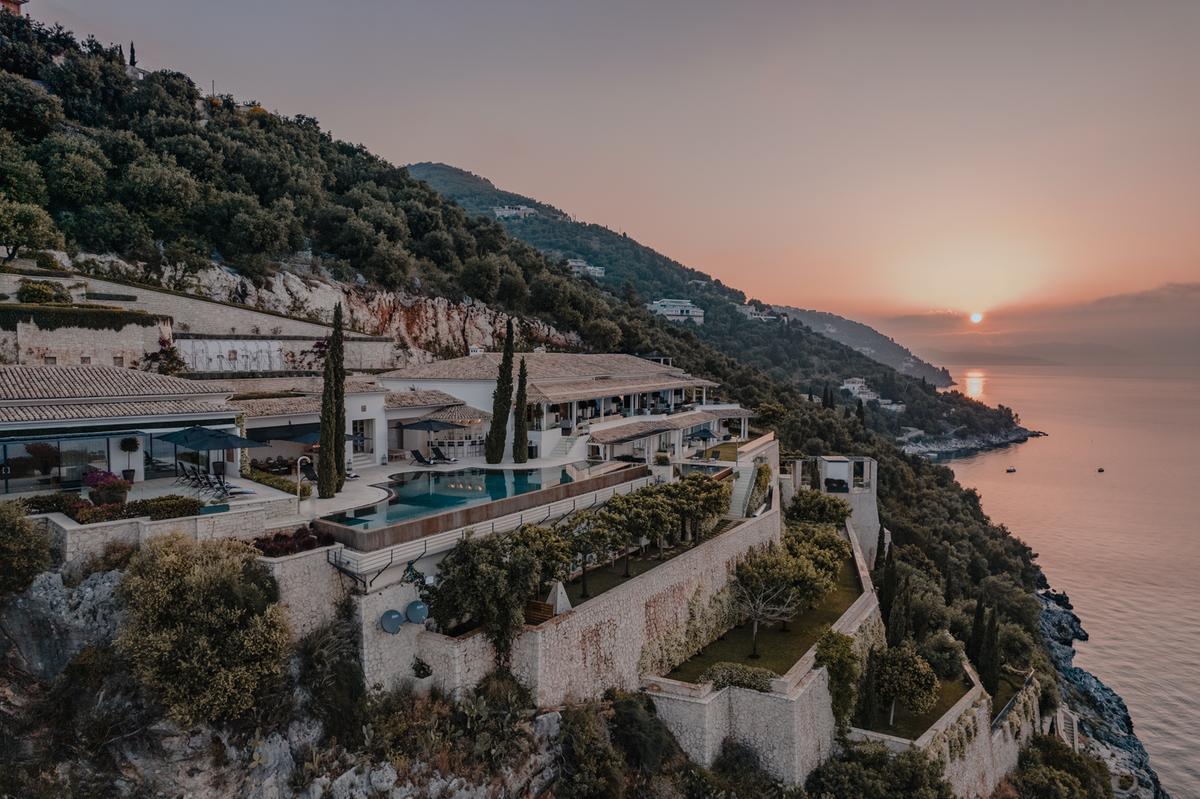 https://static.milanofinanza.it/content_upload/img/2025/07/202507141447411014/Ultima_Corfu_Exterior_Drone_01-534253.jpg