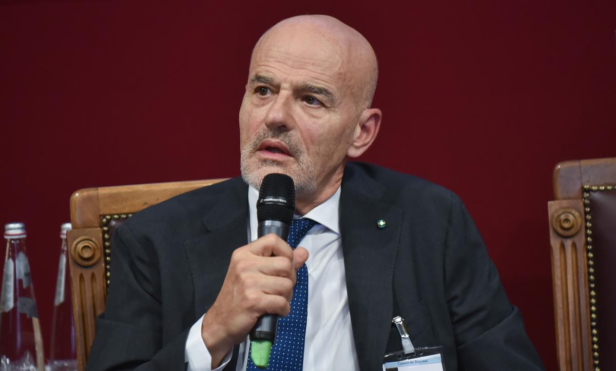 https://static.milanofinanza.it/content_upload/img/2025/07/202507141920451775/ClaudioDescalziluglio2025-360229.jpg