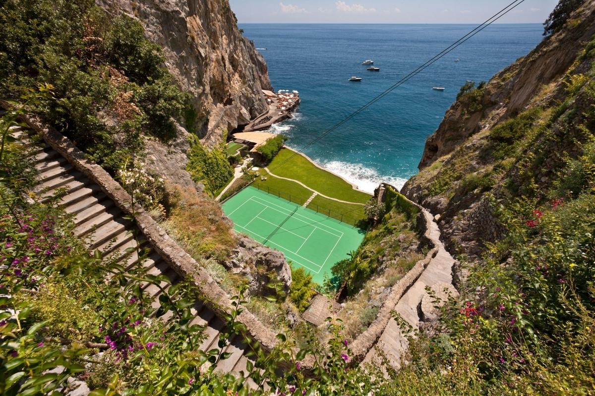 https://static.milanofinanza.it/content_upload/img/2025/07/202507161254218786/tennis-court-il-san-pietro-positano3-222120.jpg