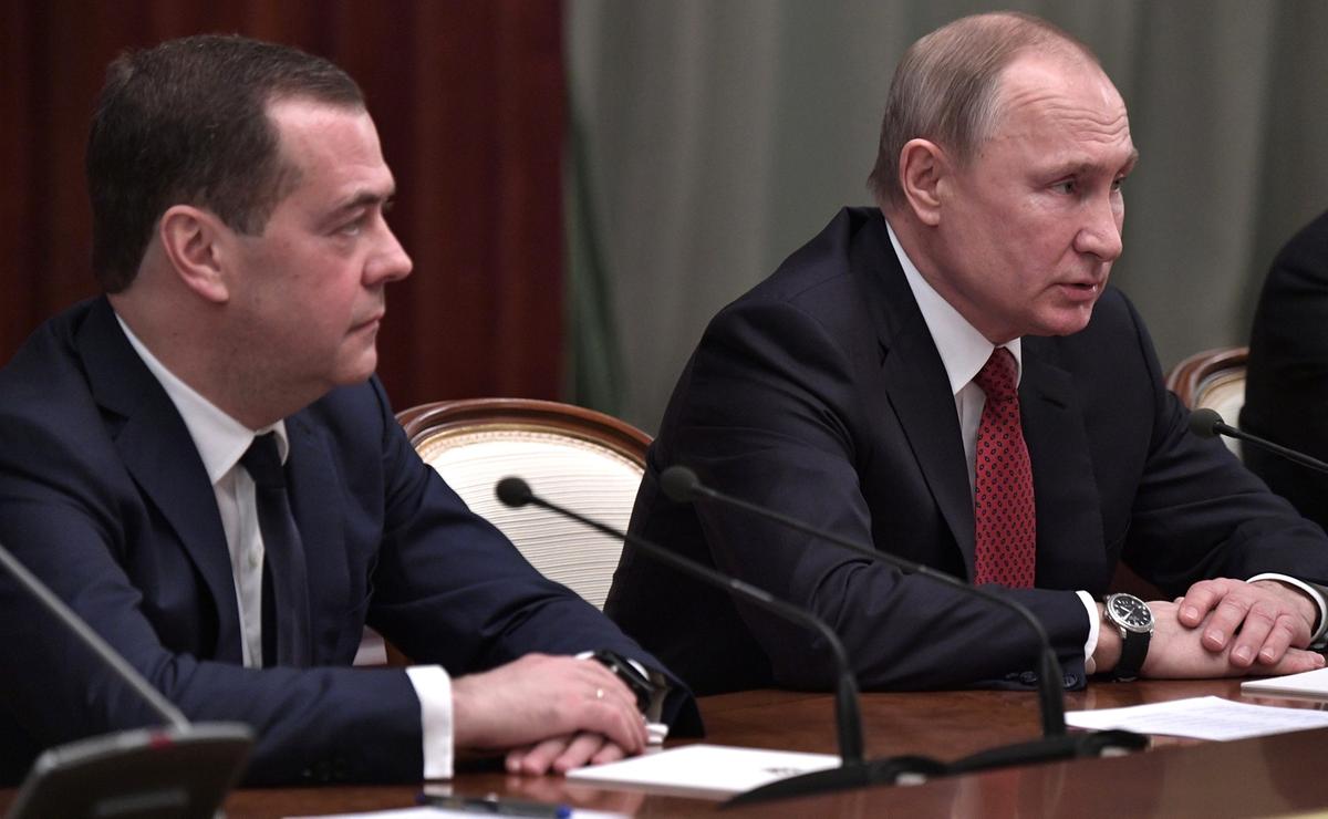 https://static.milanofinanza.it/content_upload/img/2025/07/202507281538325414/MedvedevePutinImagoeconomica_1756581-109939.jpg