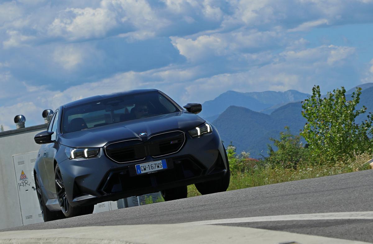 https://static.milanofinanza.it/content_upload/img/2025/08/202508041339397264/BMWM5test202551-564533.jpg