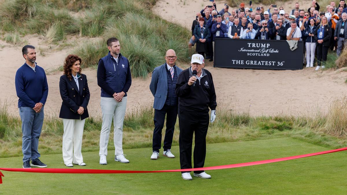 https://static.milanofinanza.it/content_upload/img/2025/08/202508051254225712/Trump_International_Golf_Links_-_New_Course_Grand_Opening_Ceremony_-_Don_Trump_Jr-660930.jpg