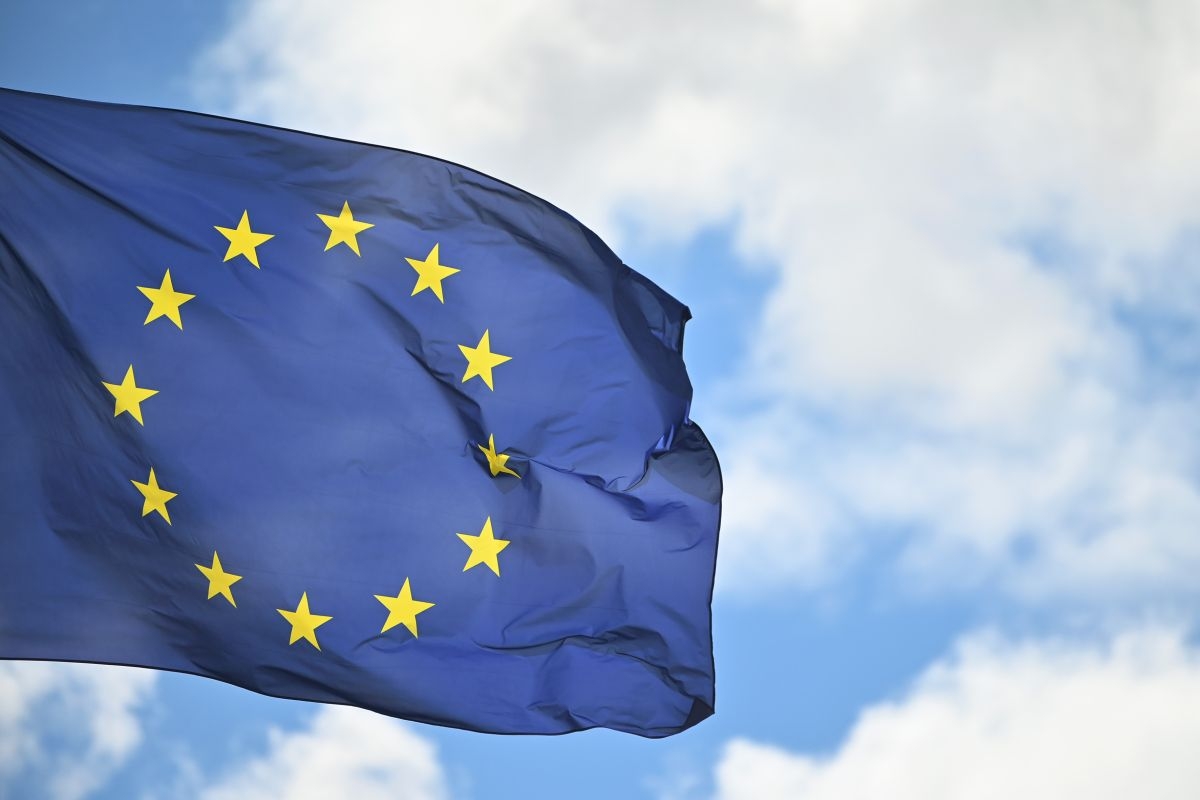https://static.milanofinanza.it/content_upload/img/2025/09/202509101514548806/bandieraeuropa-497809.jpg