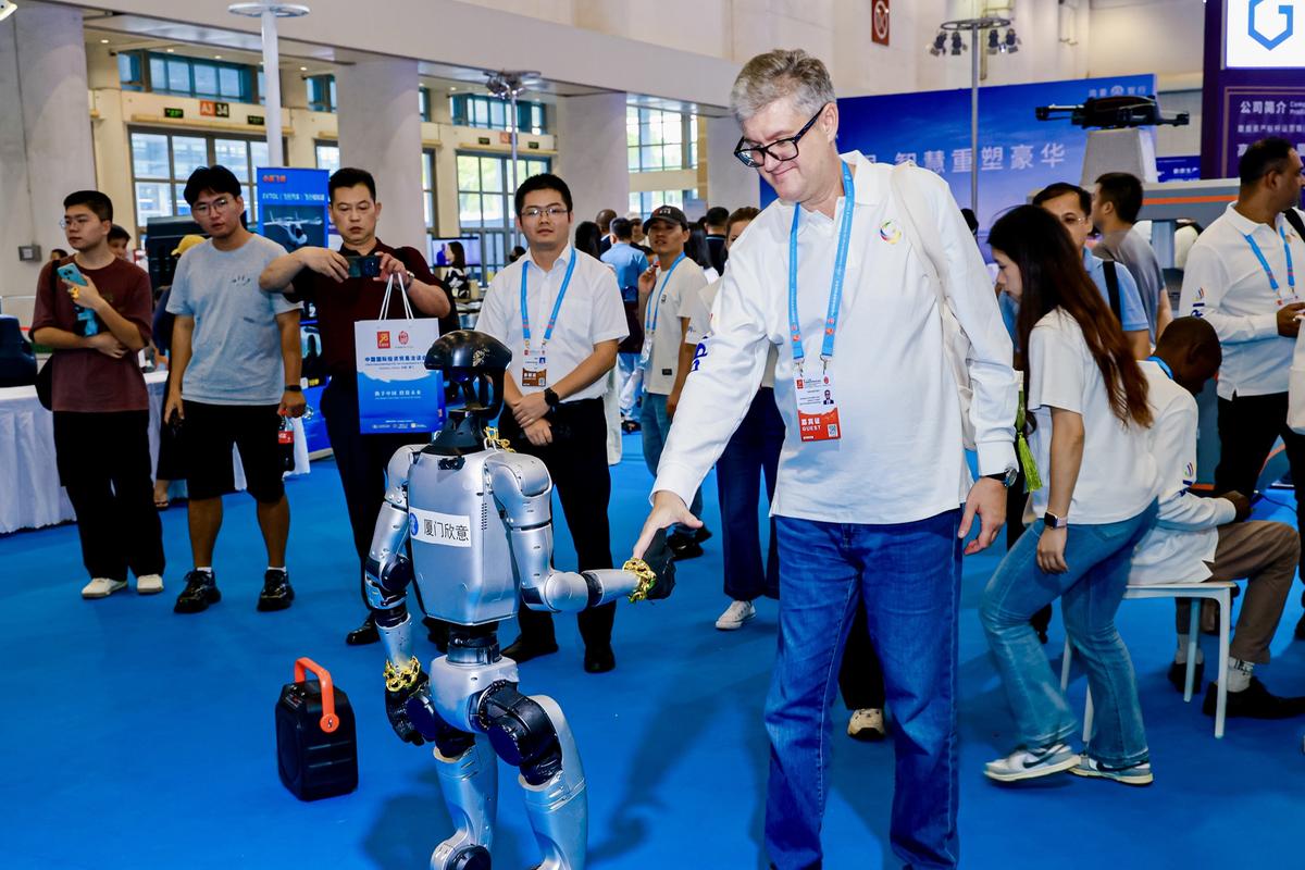 https://static.milanofinanza.it/content_upload/img/2025/09/202509171251039286/robotcinesefiera-944496.jpg
