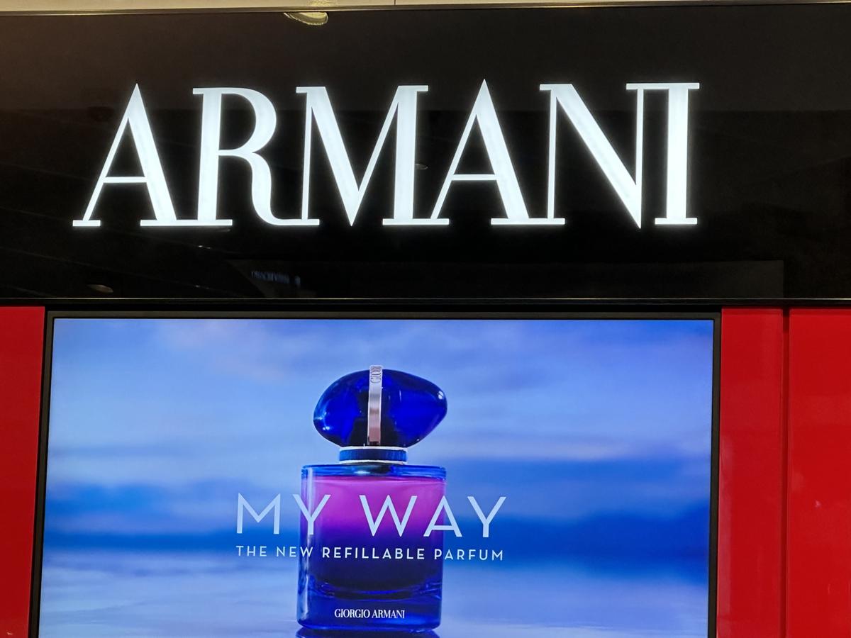 https://static.milanofinanza.it/content_upload/img/2025/09/202509201322441693/Armani-194925.jpg