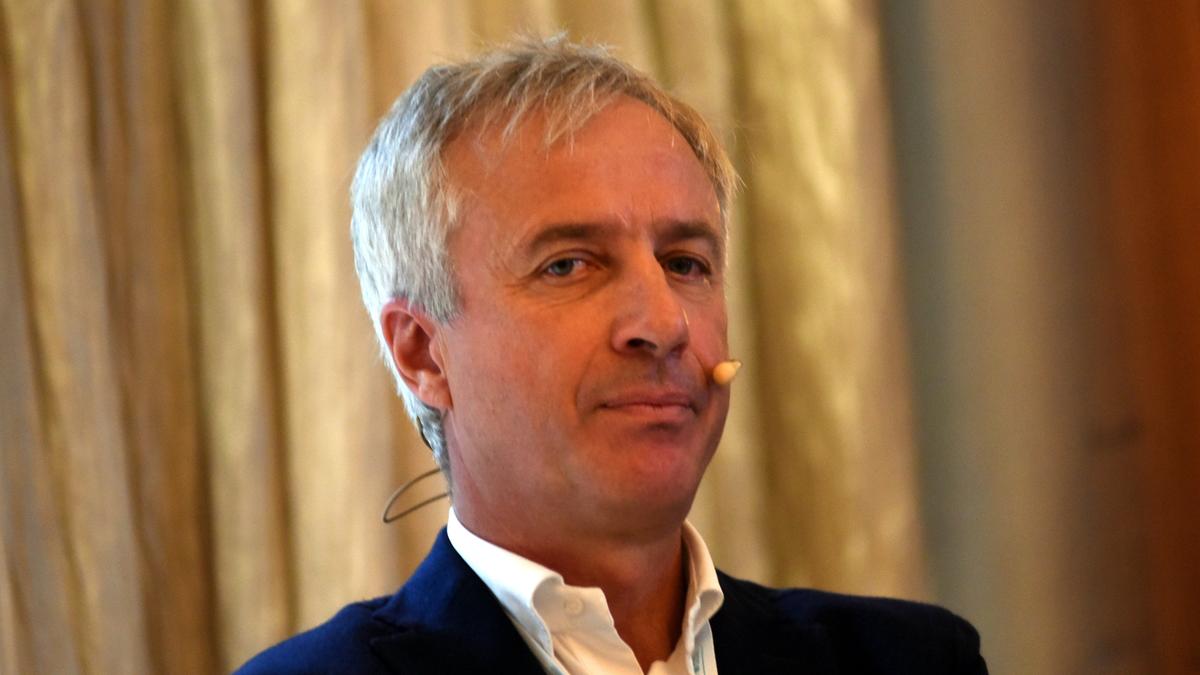 https://static.milanofinanza.it/content_upload/img/2025/10/202510021535242622/carlopesenti-436614.jpg