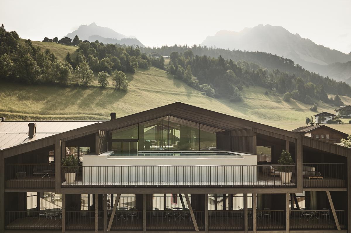 https://static.milanofinanza.it/content_upload/img/2025/10/202510071228448586/AMAStay_Infinity-PoolmitBergpanorama1AndreasTauber-788051.jpg