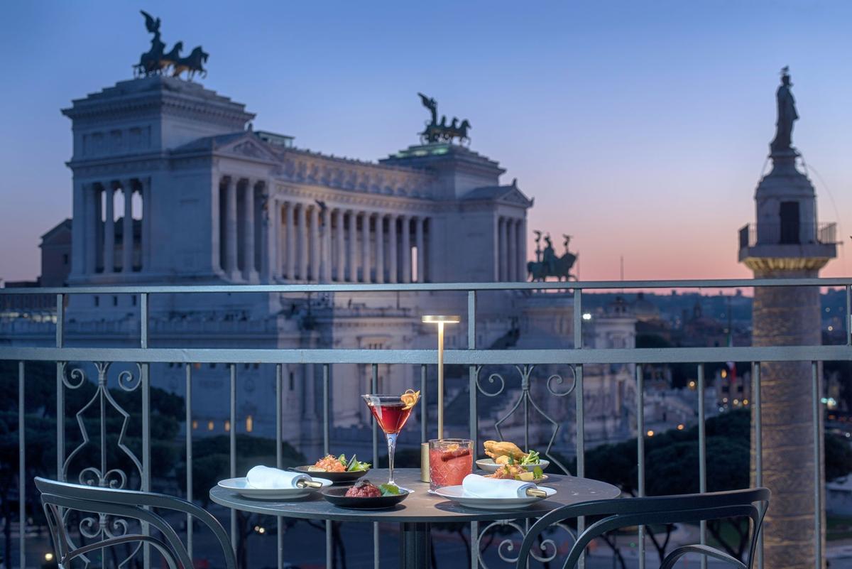 https://static.milanofinanza.it/content_upload/img/2025/10/202510071244052139/NH_Collection_Fori_Imperiali_Hotel_facilities_terrace_sunset_cocktail_setup-958532.jpg