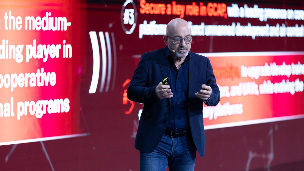 https://static.milanofinanza.it/content_upload/img/2025/10/202510071833225425/Cingolanipresentazione-767753.jpg