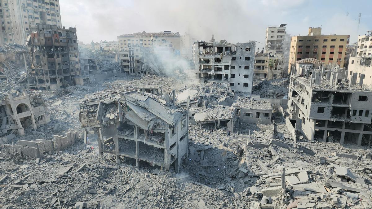 https://static.milanofinanza.it/content_upload/img/2025/10/202510102254407849/gaza-rovine-dopo-bombardamento-379143.jpg