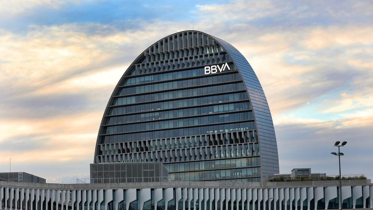https://static.milanofinanza.it/content_upload/img/2025/10/202510141019594253/Vela-Ciudad-BBVA-1920x1263-1-790530-979415.jpg