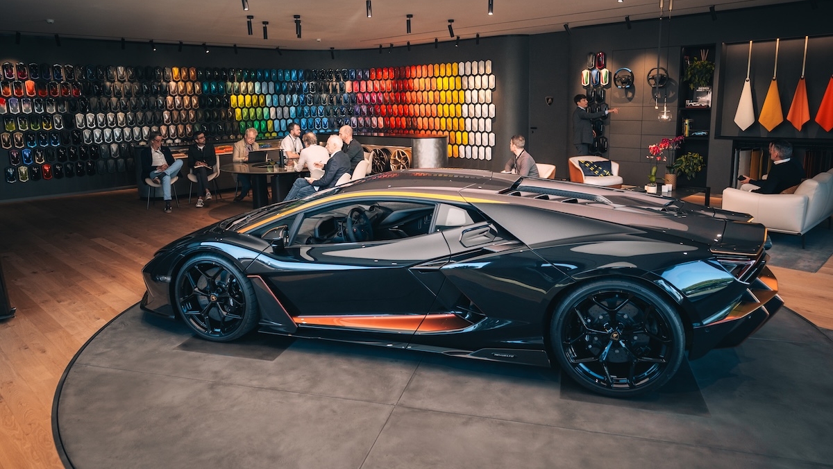 https://static.milanofinanza.it/content_upload/img/2025/11/202511071805502211/HQ_Experience_-_Make_it_Yours_-_Lamborghini_Andy_Casano000731-548299.jpg
