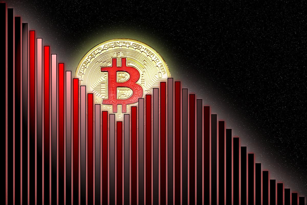 Bitcoin va sotto i 90.000 dollari e tocca il minimo da aprile: è il momento giusto per comprare?