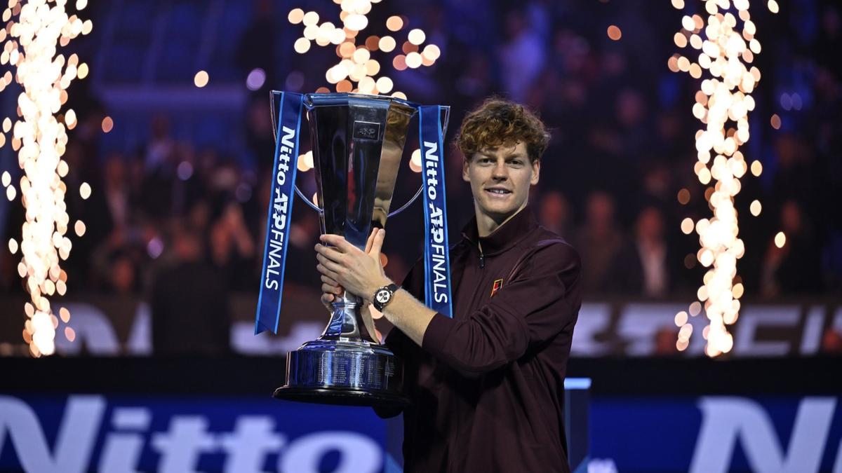 https://static.milanofinanza.it/content_upload/img/2025/11/202511242056468650/Sinner_Nitto_ATP_Finals_2025_1920x1080_3-616115.jpg