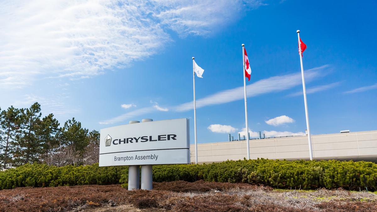 https://static.milanofinanza.it/content_upload/img/2025/12/202512102232341723/FCAChrysler-BramptonAssemblyPlant-168-765823.jpg