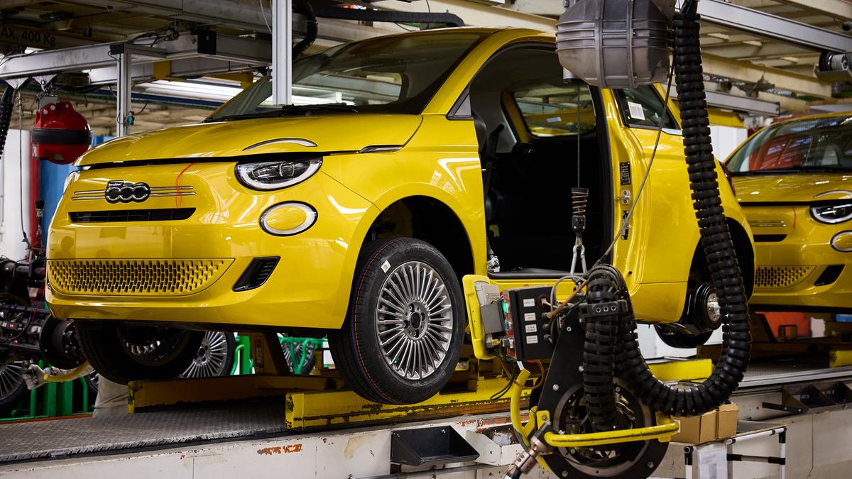 https://static.milanofinanza.it/content_upload/img/2025/12/202512142305238143/Fiat500Hybrid_Mirafioriplant8-300670.jpg