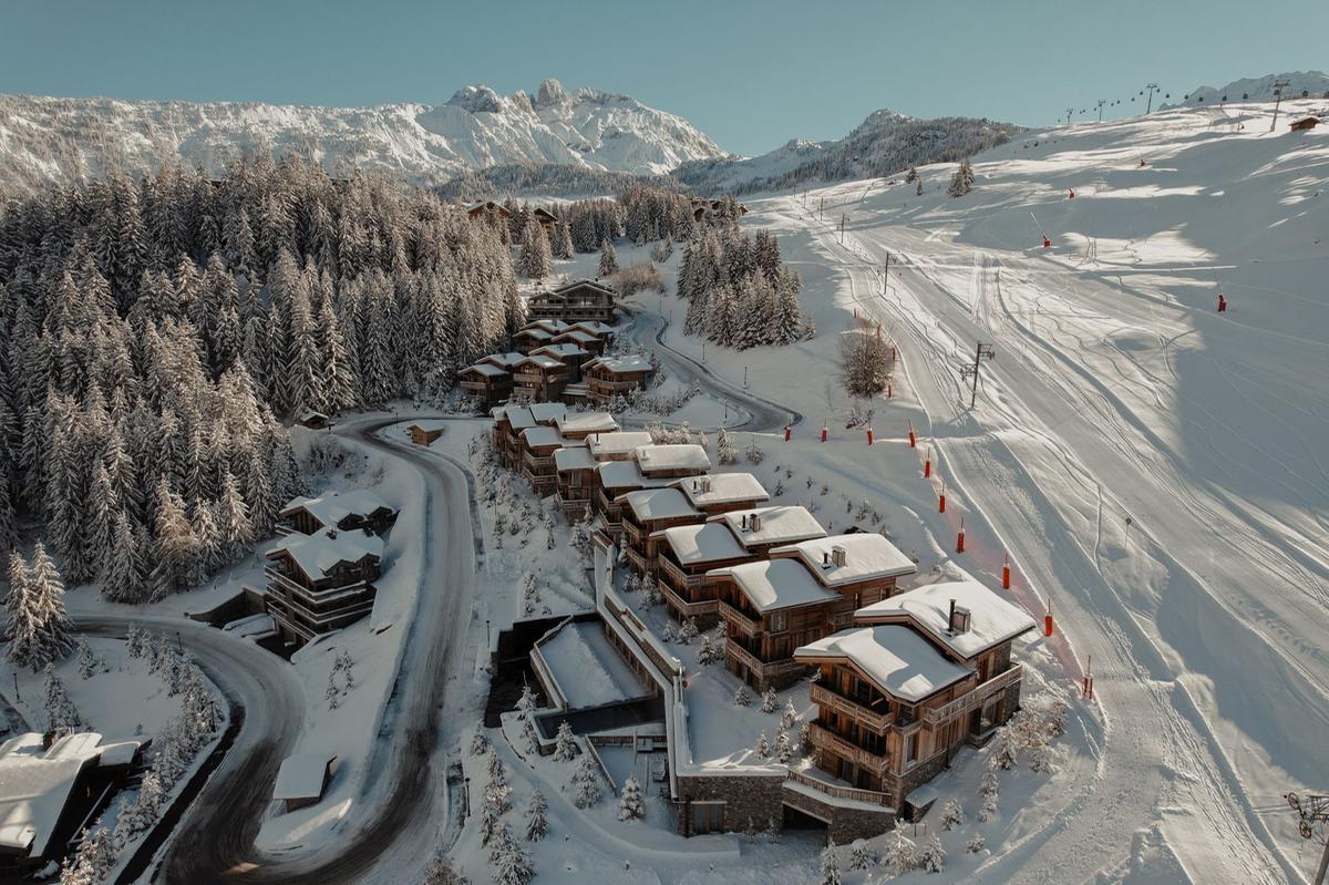 https://static.milanofinanza.it/content_upload/img/2025/12/202512151448185830/01_ultimacollection_ultimahotelcourchevel_exterior_winter01-622523.jpg