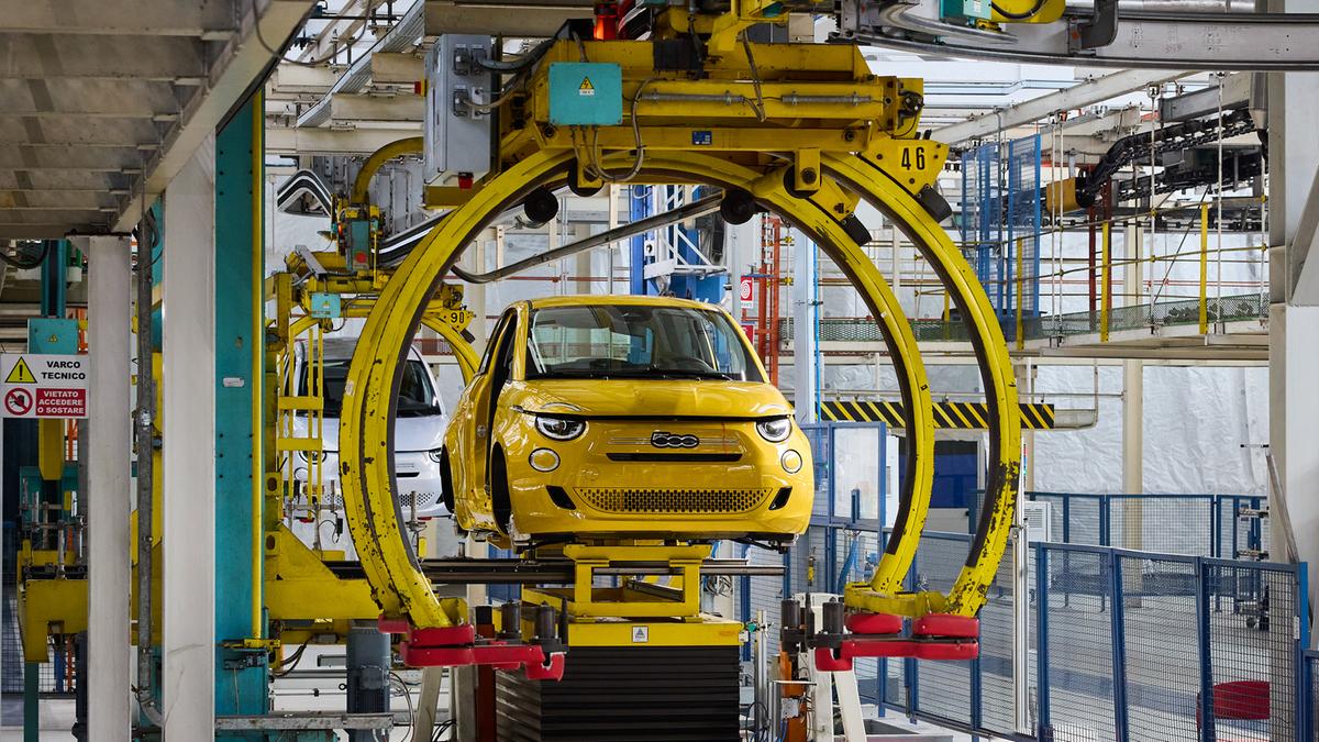 https://static.milanofinanza.it/content_upload/img/2025/12/202512220833041866/Fiat500Hybrid_Mirafioriplant12-932301.jpg